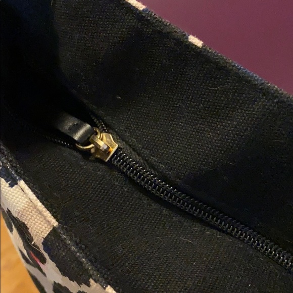 NWT VS Print Leopard Canvas Tote w Zipper - Picture 5 of 6